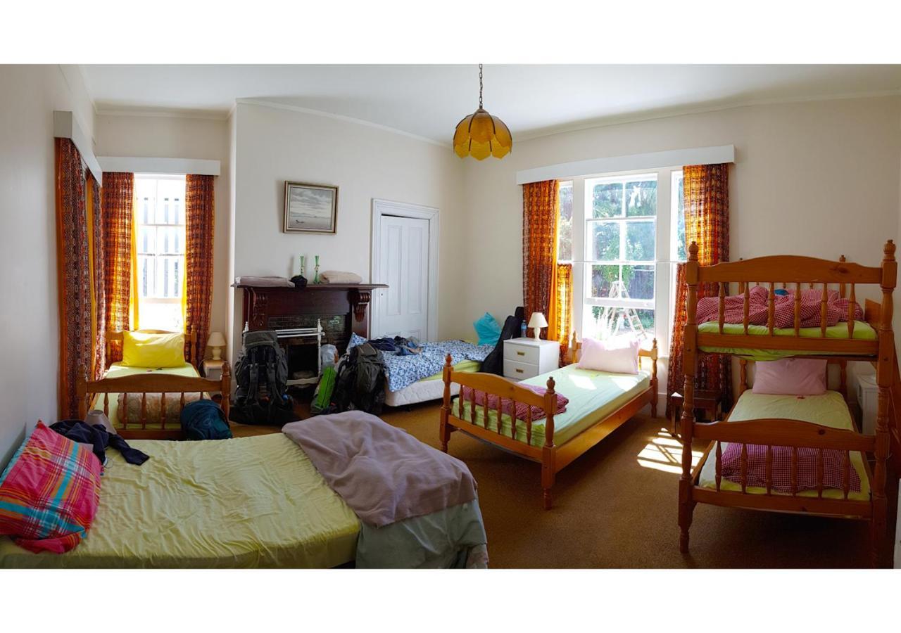 Honeysuckle House Hostel Nelson Bagian luar foto